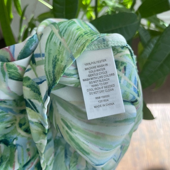 Carolina Belle Montreal Tropical Leaf Print Sleeveless Top, Size Medium - Picture 13 of 14